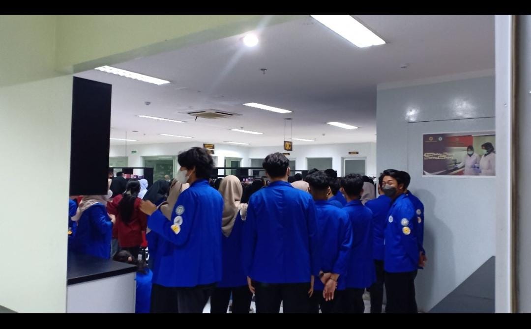 11. Kloter 1 dan kloter 2 memasuki laboratorium Herborist